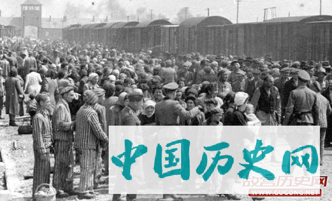 奥斯维辛集中营站台上的挑选：分到右队意味着劳役，左队则被发往毒气室