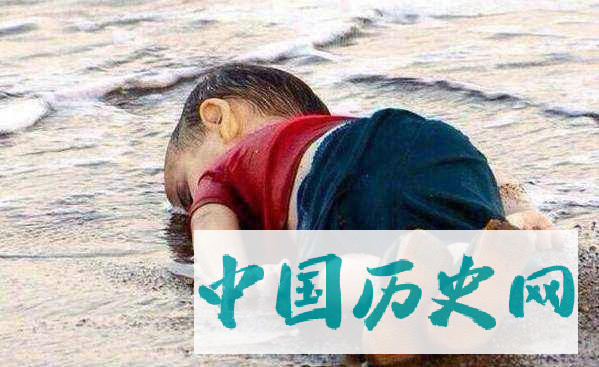 让世人反思的5张老照片，每张背后都有感人故事，很少有人全看过