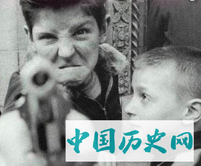 让世人反思的5张老照片，每张背后都有感人故事，很少有人全看过