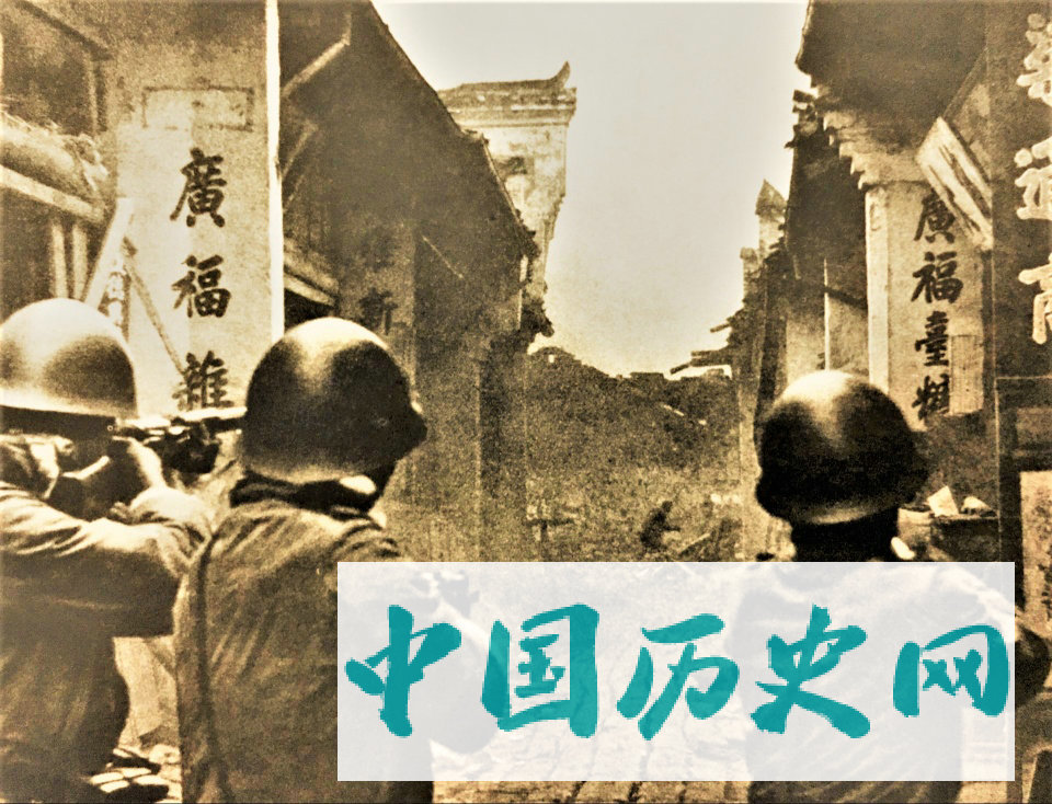 日军侵华老照片：强迫占领区百姓学日语，军官作秀给儿童发糖