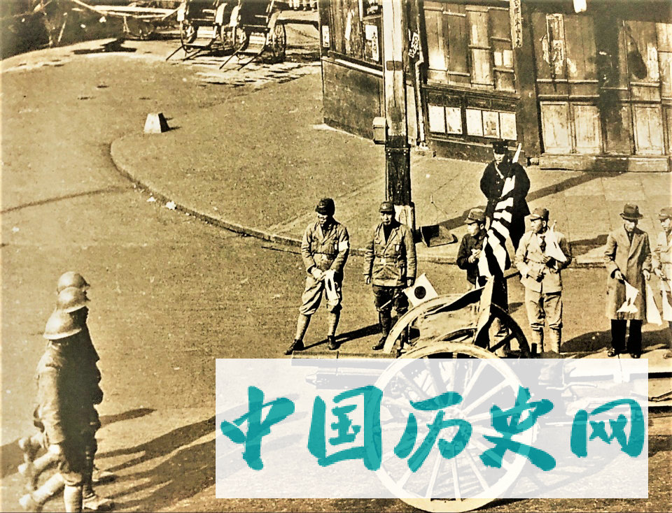 日军侵华老照片：强迫占领区百姓学日语，军官作秀给儿童发糖