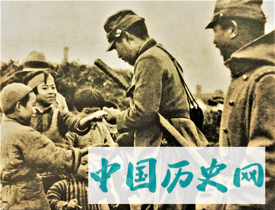日军侵华老照片：强迫占领区百姓学日语，军官作秀给儿童发糖
