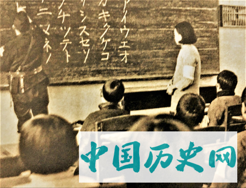 日军侵华老照片：强迫占领区百姓学日语，军官作秀给儿童发糖