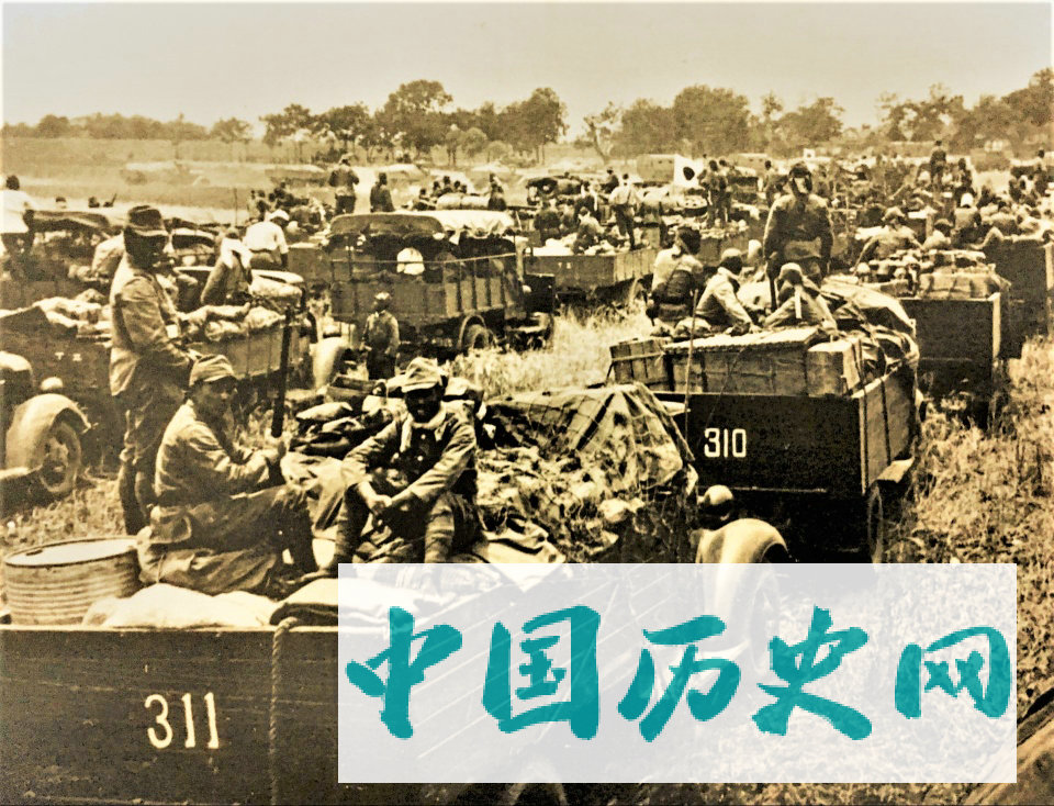 日军侵华老照片：强迫占领区百姓学日语，军官作秀给儿童发糖