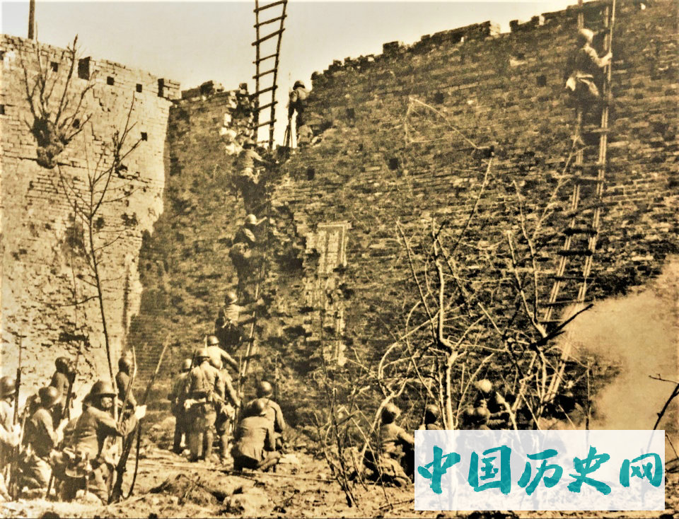 日军侵华老照片：强迫占领区百姓学日语，军官作秀给儿童发糖