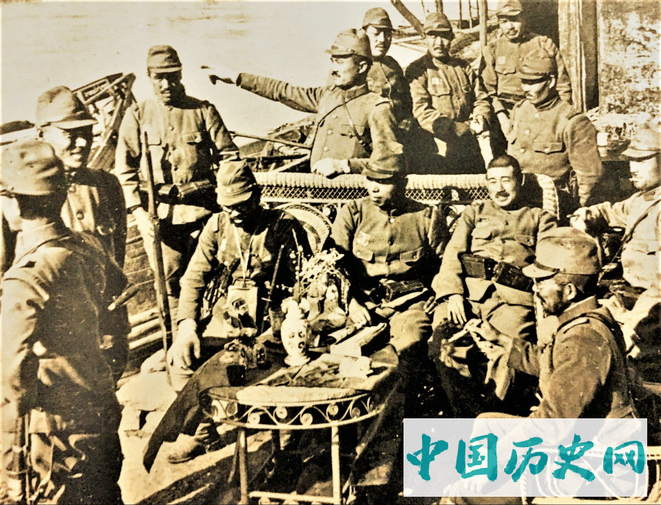 日军侵华老照片：强迫占领区百姓学日语，军官作秀给儿童发糖