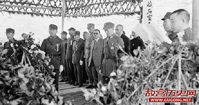 张自忠灵柩船运抵达重庆后，蒋介石、冯玉祥、于右任等国民政府要员登船祭奠