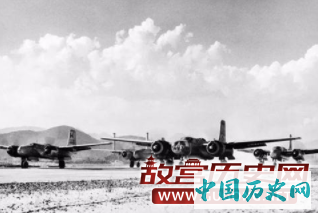 位于日本的美国远东航空军基地，数架美国B-26正在起飞