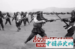 日本士兵在国分市军营进行剑道练习。1957年5月22日