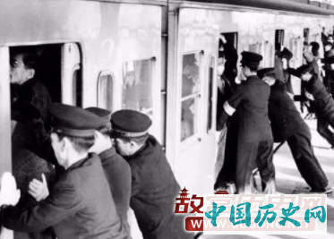 这是「Pushers」，一种帮助乘客上车的职业。