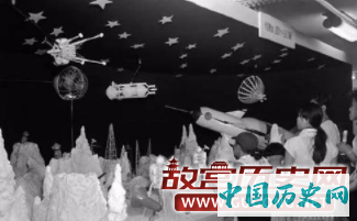 日本小孩正在参观太空模型和认识人类的太空科技