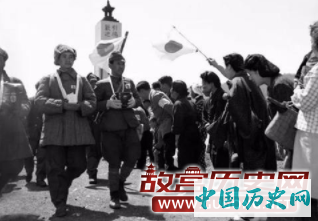 女仕们正在欢迎遣返回国的士兵，他们大多在战后成为战犯被囚