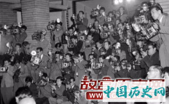 45名记者正在拍摄日本内阁会议的进行