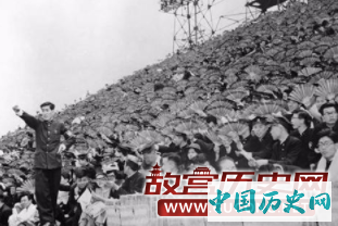 日本学生正为一场棒球比赛打气。1954年6月1日