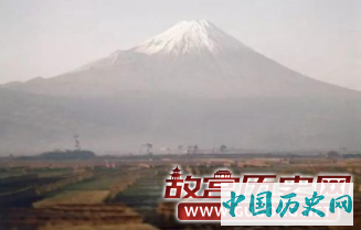 由火车窗外望向富士山