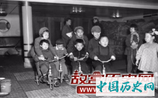 等待被遣返回家的士兵的子女