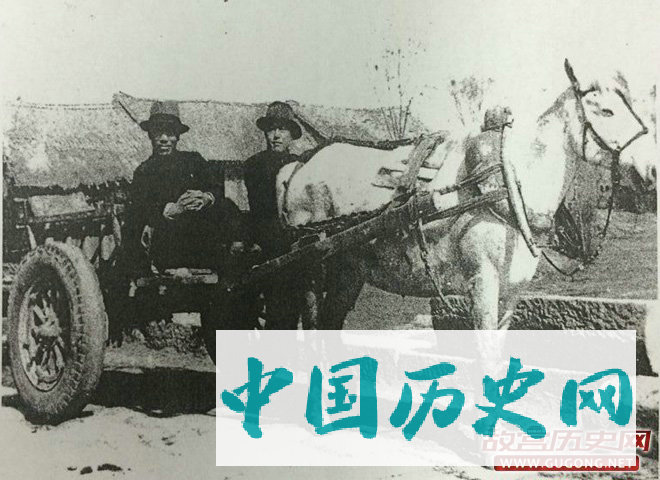 抗战期间，戴笠(左)同随员乘坐马车深入华北乡村视察指导情报工作