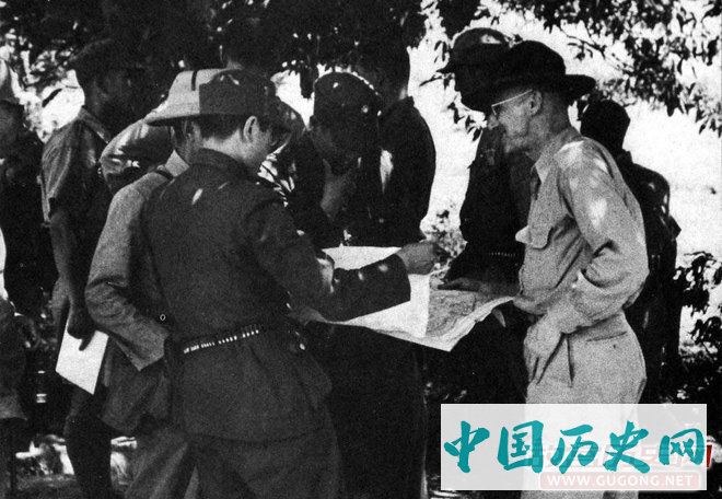 史迪威在缅甸丛林与中国将领商讨作战方案