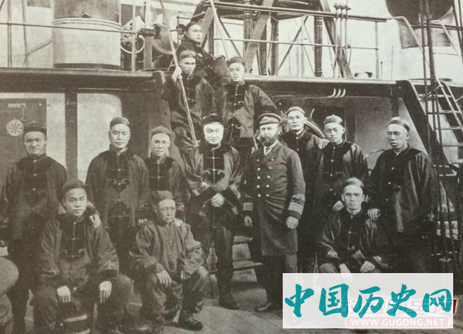 “致远”舰官兵合影。居中双手交叉者为邓世昌