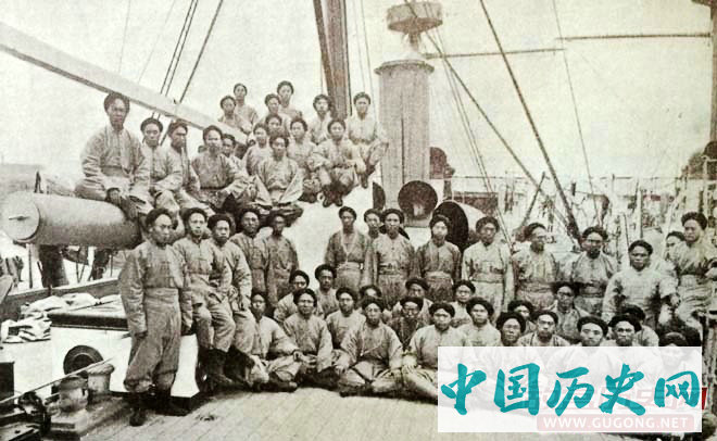 “致远”舰水兵在舰上合影