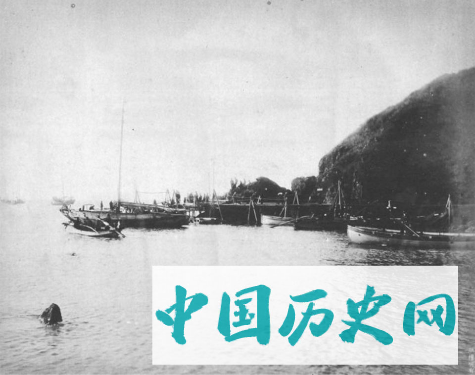 甲午战争老照片，日军在花园口登录，强占民房为住所