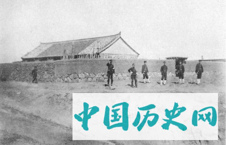 甲午战争老照片，日军在花园口登录，强占民房为住所