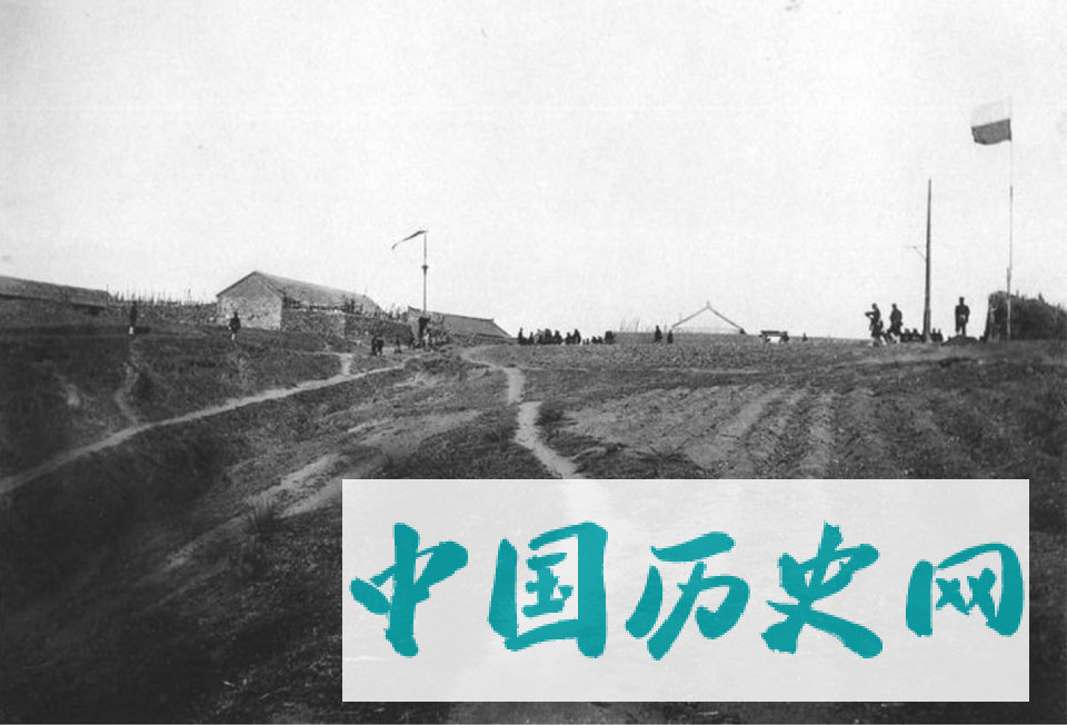 甲午战争老照片，日军在花园口登录，强占民房为住所