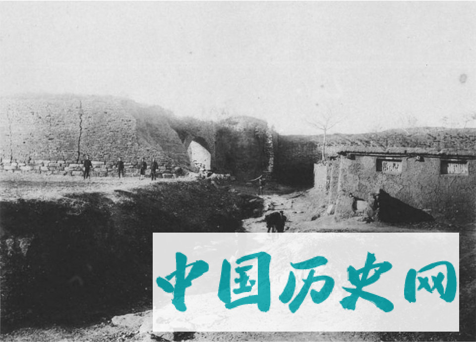甲午战争老照片，日军在花园口登录，强占民房为住所