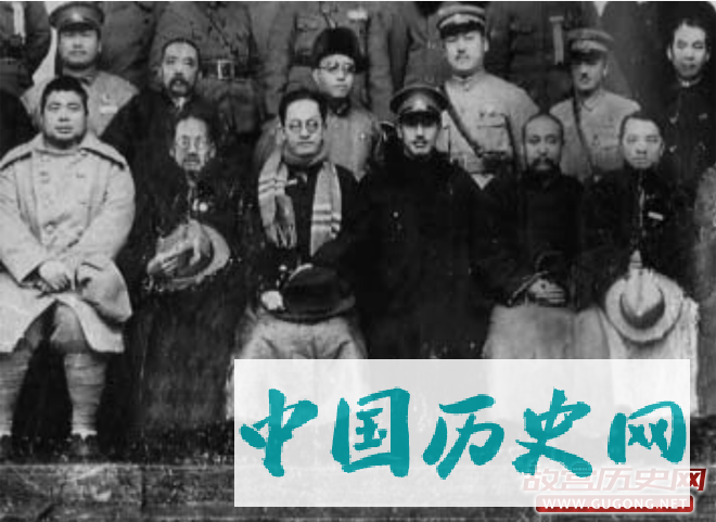 1929年1月25日国军编遣委员会议闭幕合影。前排左三为胡汉民，前排左四为蒋介石。