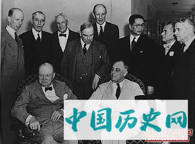 1942年6月，宋子文与罗斯福、丘吉尔等在华盛顿合影