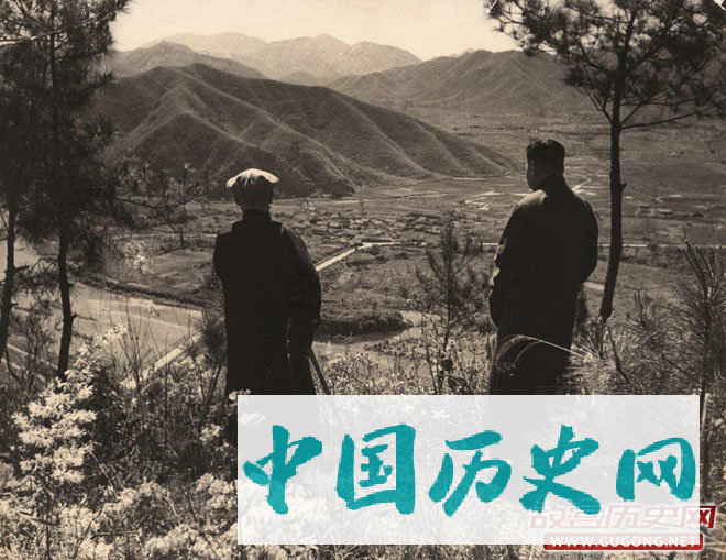 1949年，撤离大陆前夕，蒋氏父子在溪口登山远眺故里景致