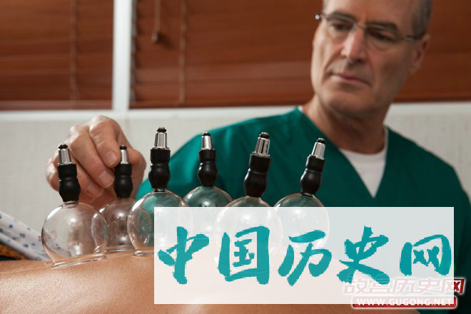 “拔罐”在西方有着很悠久的传统，称作“cupping”（杯吸）。但因当代医学界对“cupping”持否定立场者越来越多，故鲜有西方学者跟中医争夺“拔罐”的发明权，《纽约时报》也误以为菲尔普斯的“拔罐”是中医疗法。
