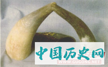 牛角。将角的中空小头抵住外痔需割除部分，使其凸起，这种技术跟拔罐毫无关系