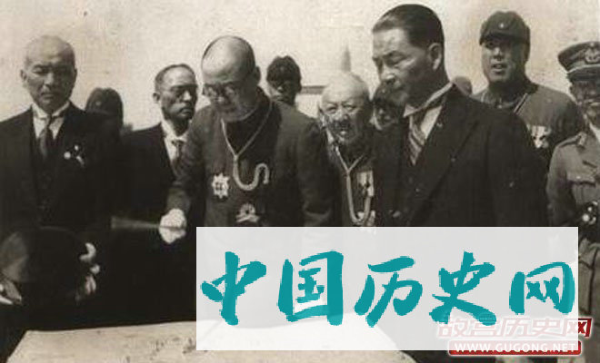 1942年，汪精卫访问“满洲国”，听取“满洲国”军事汇报。