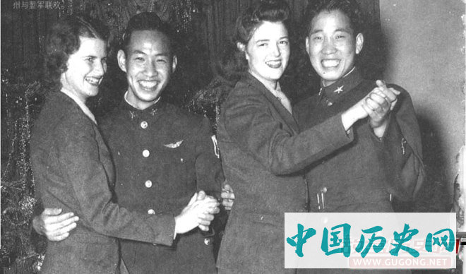 1945年圣诞之夜，新一军军官在广州与盟军联欢