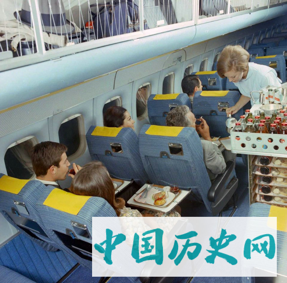 60年代飞机头等舱：抽烟喝酒吃大餐，场面如同结婚现场！