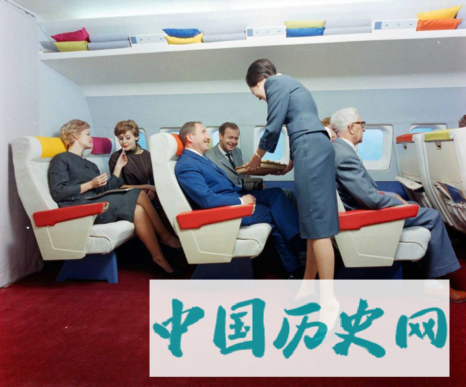 60年代飞机头等舱：抽烟喝酒吃大餐，场面如同结婚现场！