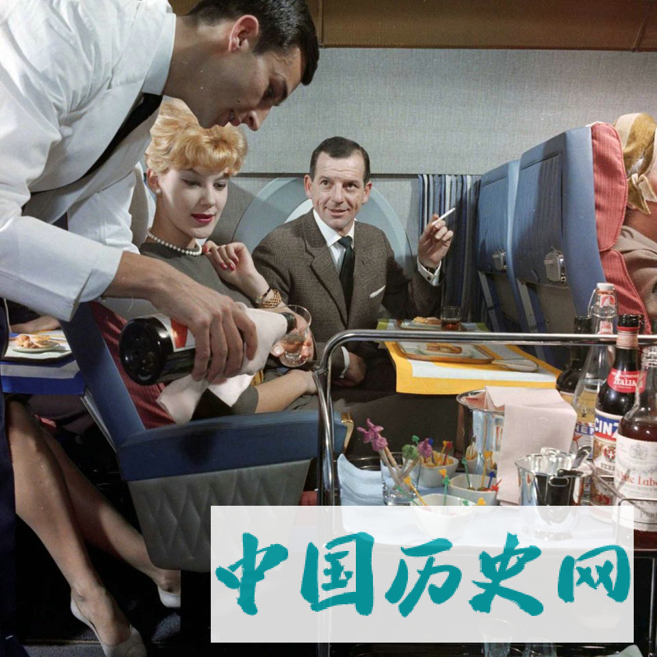 60年代飞机头等舱：抽烟喝酒吃大餐，场面如同结婚现场！