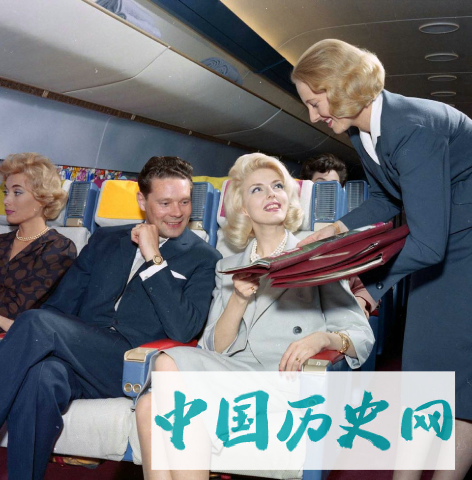 60年代飞机头等舱：抽烟喝酒吃大餐，场面如同结婚现场！