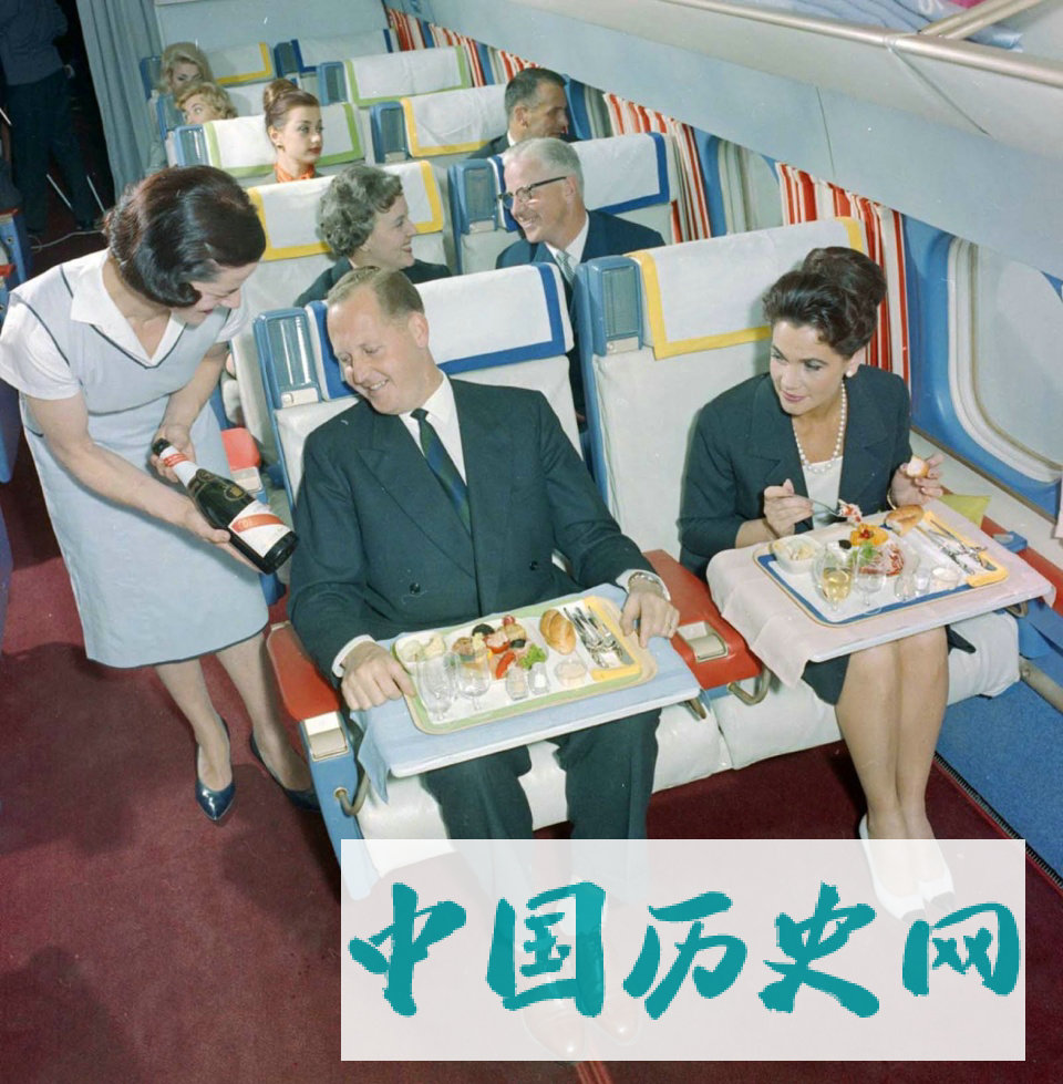 60年代飞机头等舱：抽烟喝酒吃大餐，场面如同结婚现场！