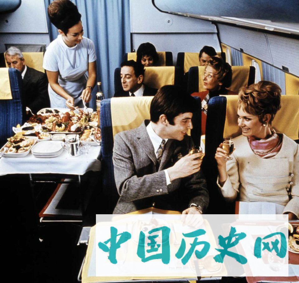 60年代飞机头等舱：抽烟喝酒吃大餐，场面如同结婚现场！