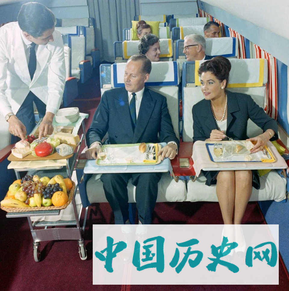 60年代飞机头等舱：抽烟喝酒吃大餐，场面如同结婚现场！