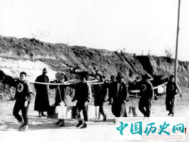 世界红卍字会成员在掩埋大屠杀遇难者