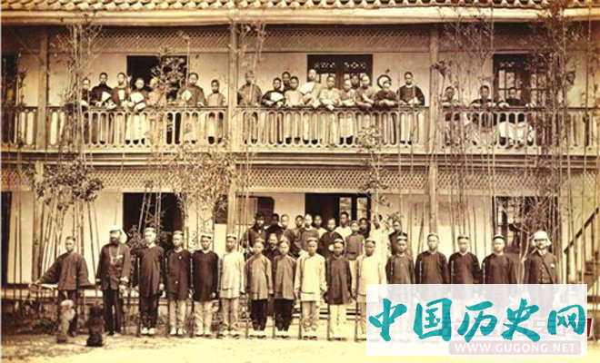 1880年，由船政学堂学生组成的少年洋枪队队员列队站立，手持洋枪，其中还有两位法国教官。