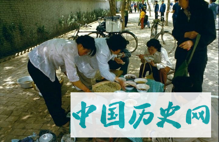 80年代的街头商贩：设备简单，一辆自行车就能做生意
