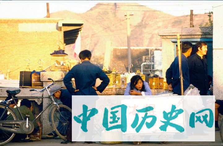 80年代的街头商贩：设备简单，一辆自行车就能做生意
