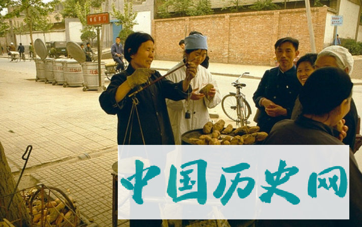 80年代的街头商贩：设备简单，一辆自行车就能做生意