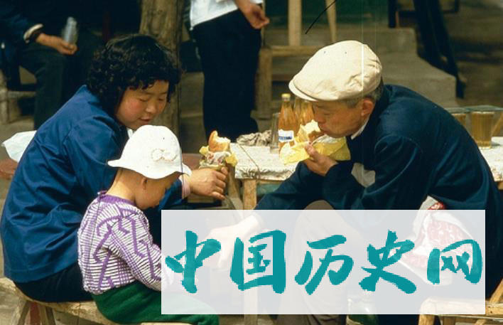 80年代的街头商贩：设备简单，一辆自行车就能做生意