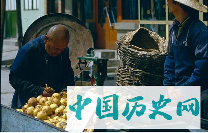 80年代的街头商贩：设备简单，一辆自行车就能做生意