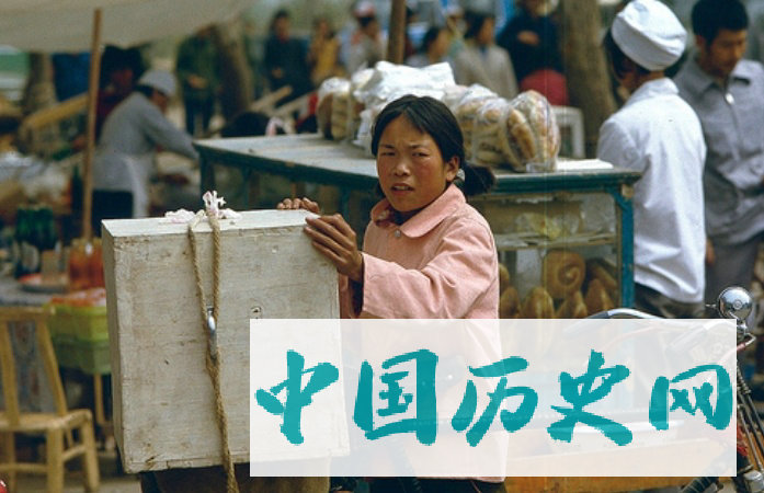 80年代的街头商贩：设备简单，一辆自行车就能做生意